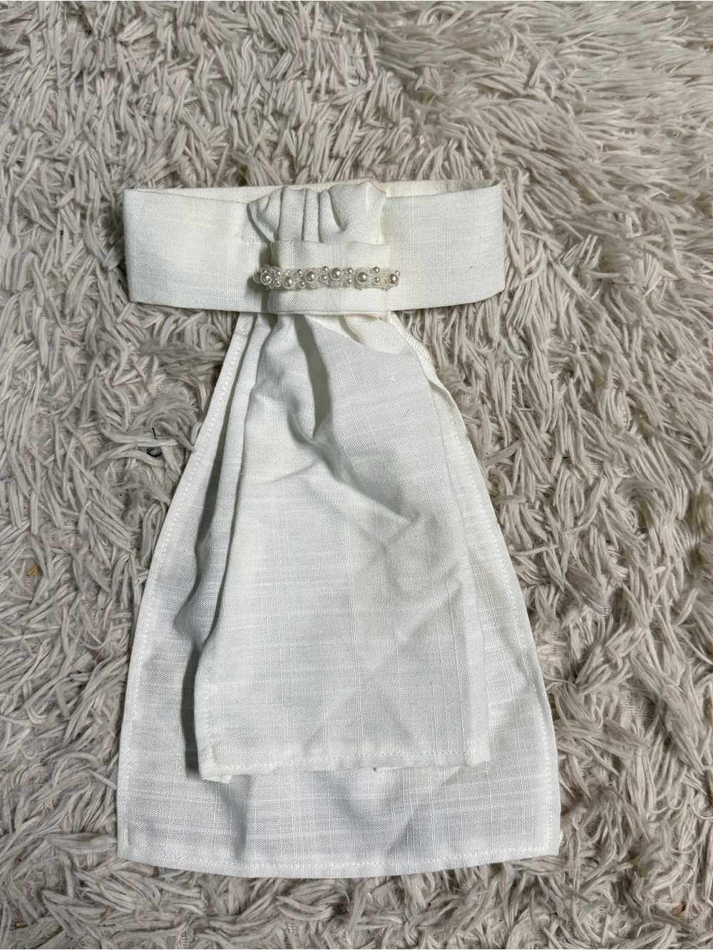 White English Horseback Riding Stock Tie With Pearls. Good Condition.